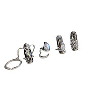 Un set di quattro pezzi composto da anelli per unghie, protezioni per unghie e manicotti per dita, eleganti e alla moda.
