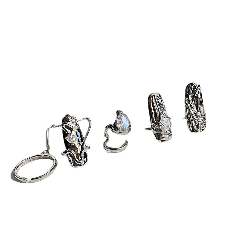 Un set di quattro pezzi composto da anelli per unghie, protezioni per unghie e manicotti per dita, eleganti e alla moda.