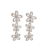 Delicati orecchini a lobo in stile francese con tre fiori e nappe traforate, eleganti e raffinati, orecchini a petalo alla moda per donna.
