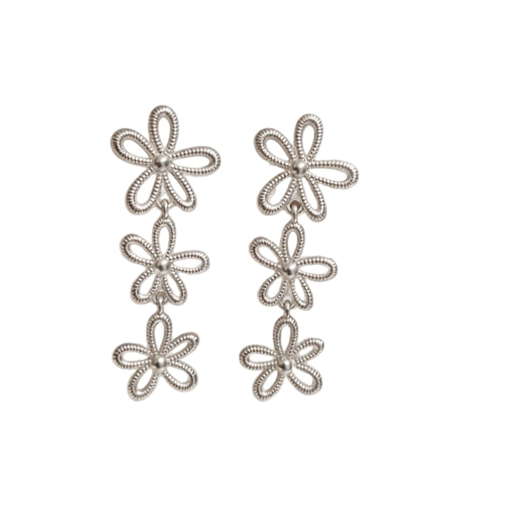 Delicati orecchini a lobo in stile francese con tre fiori e nappe traforate, eleganti e raffinati, orecchini a petalo alla moda per donna.