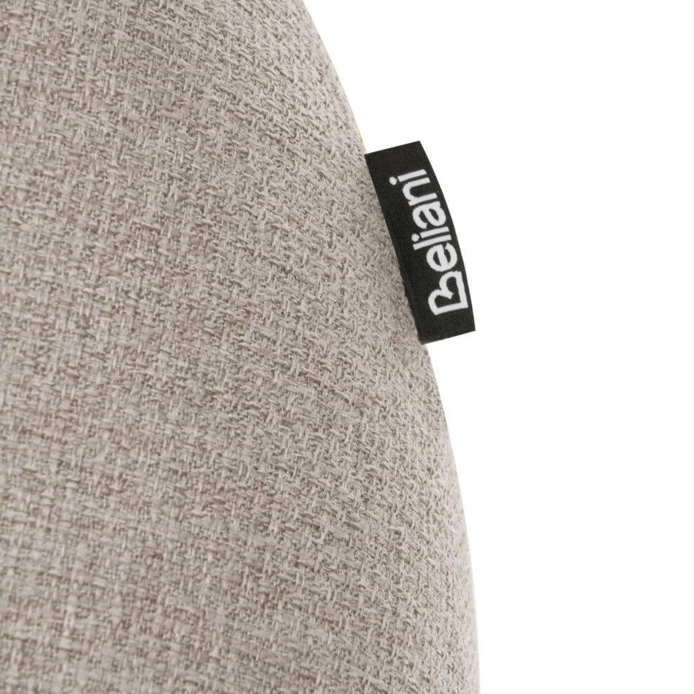 Poltrona beige in tessuto facile da pulire, design contemporaneo retrò, schienale basso, stile moderno e minimalista