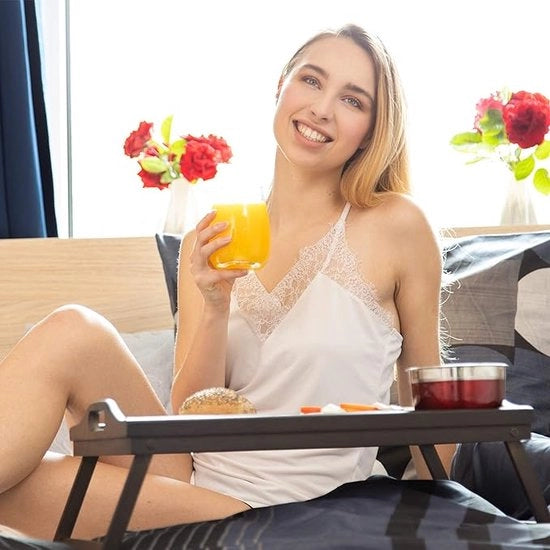 Tavolo per laptop da letto, tavolo da letto pieghevole, tavolo da lavoro per letto, tavolo da notte per letto, tavolo da pranzo pieghevole con gambe pieghevoli 30D x 61,5P x 22A centimetri