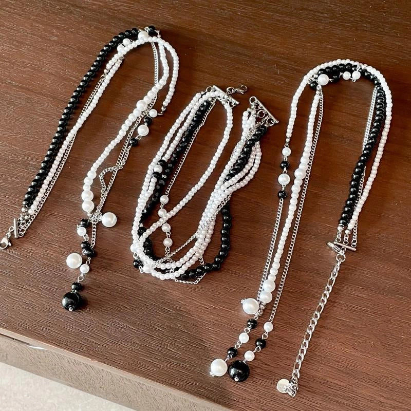 Collana multiuso con nappina di perle bianche e nere, regalo di Natale o compleanno.