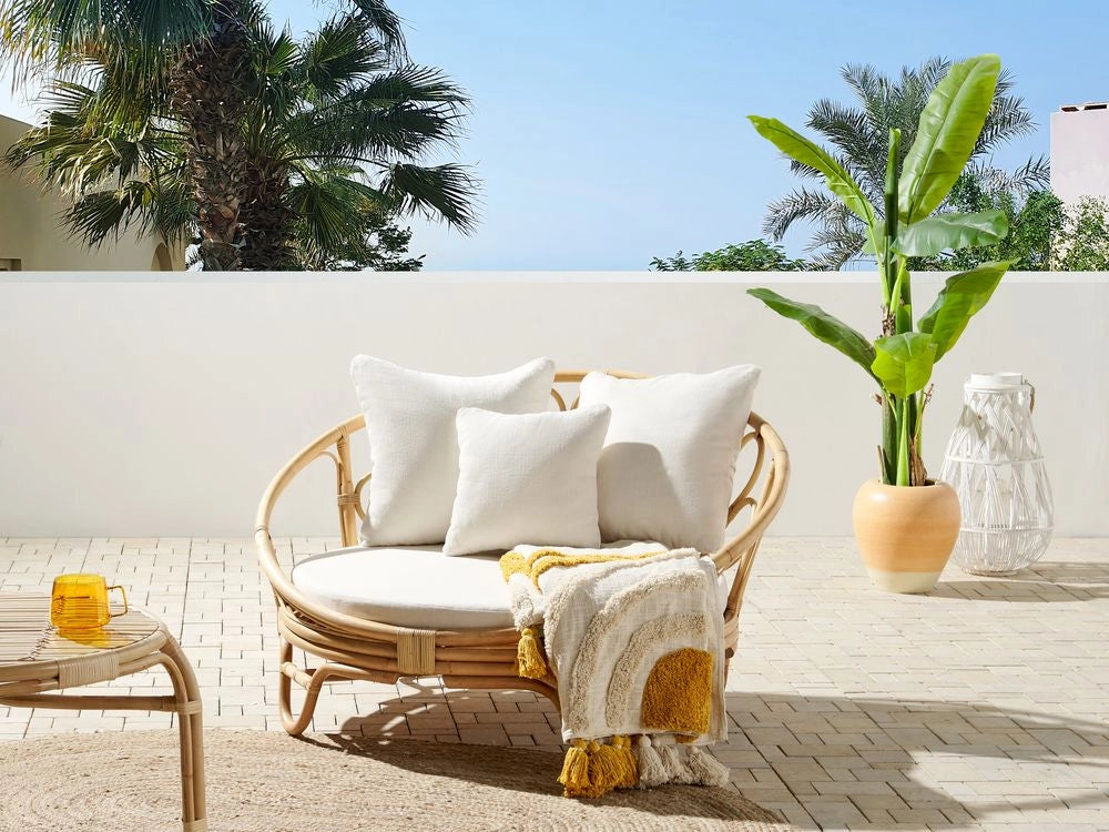Lettino da esterno in rattan beige naturale con cuscini resistenti alle intemperie stile boho tradizionale