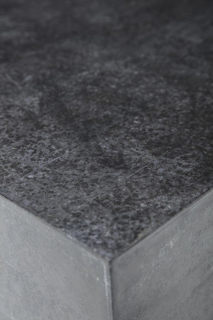 Tavolino Nanay Black Stone in pietra fossile nera e compensato marino - Struttura geometrica quadrata moderna 80x80x28 cm - Design di lusso