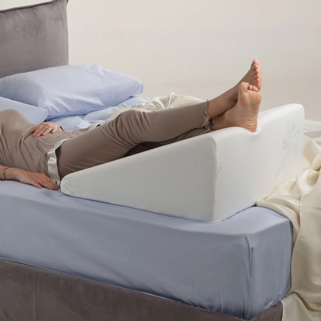 Cuscino ortopedico DISP. MEDICO, Tessuto anallergico sfoderabile, cuneo posturale MEMORY per letto/divano. Cuscino per la lettura, circolazione sanguigna, reflussi. Poggia schiena letto triangolare