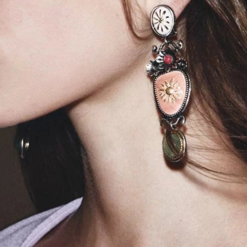 Orecchini a forma di fiore con smalto rosa, orecchini a tre strati con petali di cristallo in metallo.