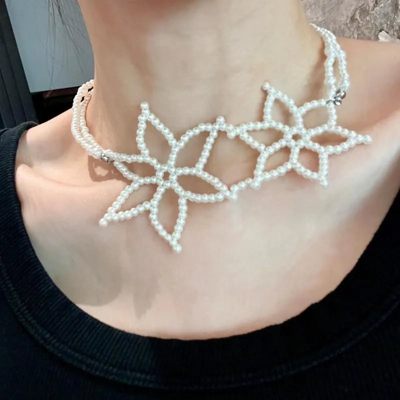 Collana con fiore di perle intrecciato a mano, regalo di Natale o di compleanno.