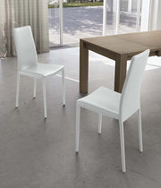 Sedia Kitty in similcuoio bianco con gambe rivestite e struttura in metallo - Design moderno impilabile per zona giorno e cucina