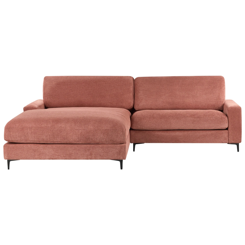 Divano angolare in tessuto rosso lato destro con schienale imbottito e finitura idrorepellente con gambe in metallo nero soggiorno in stile moderno