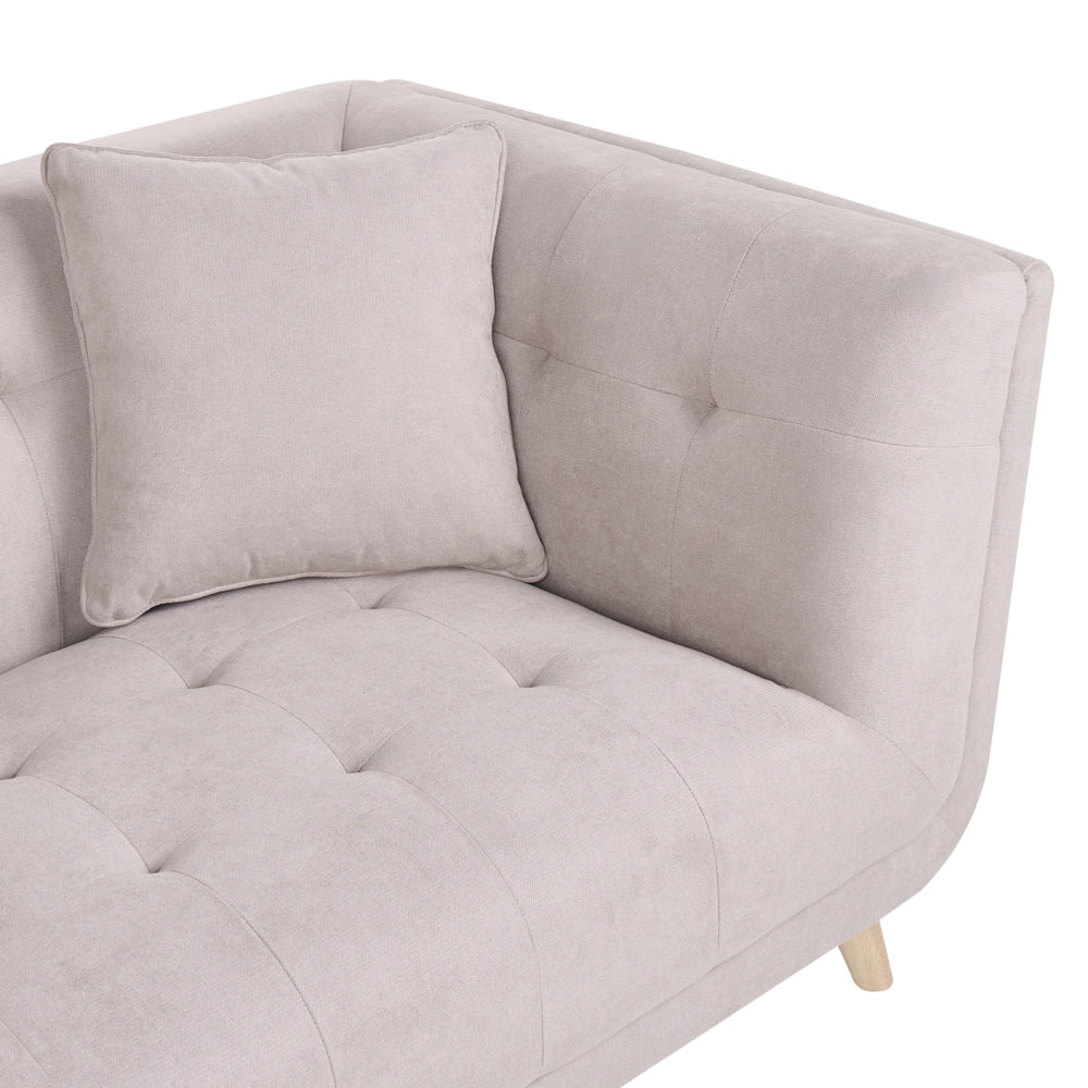 Divano a 2 posti in tessuto con cuscini decorativi, gambe in legno e trapuntatura decorativa, stile retrò tortora