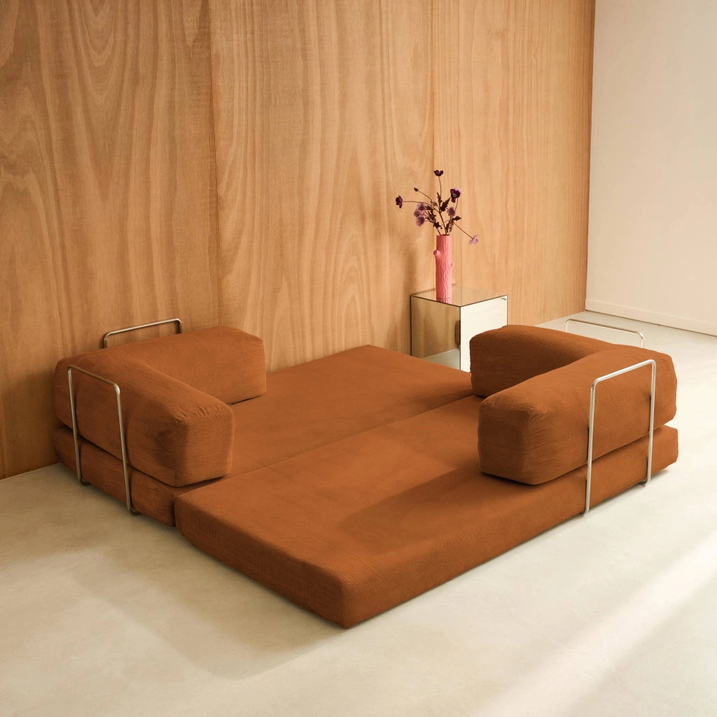 Divano letto futon in velluto a coste e struttura cromata, terracotta