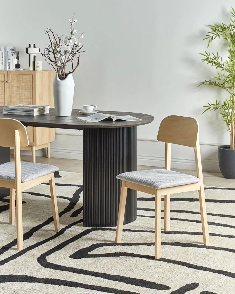Set di 2 sedie da pranzo Struttura in legno di gomma chiaro Seduta in tessuto poliestere grigio chiaro Senza braccioli Design retrò