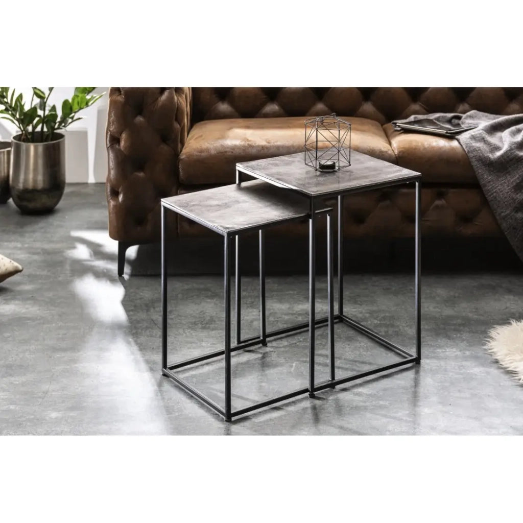 Tavolini da salotto nidificati VORTEX in alluminio grigio testurato e metallo nero - set di 2 tavoli quadrati dal design moderno