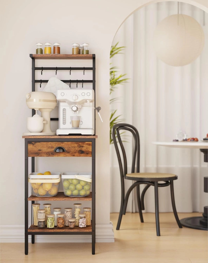 Scaffale da Cucina, Porta-caffè in legno a 5 livelli, Scaffale per macchina del caffè, Organizzatore di 12 ganci, Cassetti in tessuto, 33 x 43 x 134,5 cm, per Soggiorno, Ufficio, Marrone HBR009H