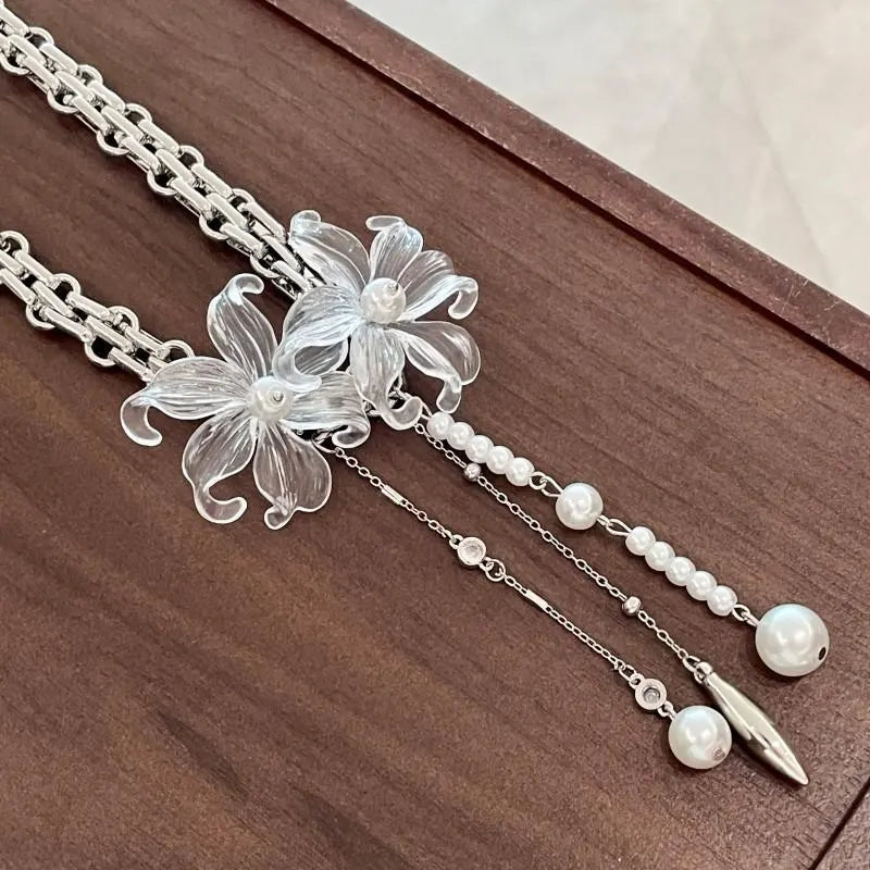Collana vintage fatta a mano con fiore trasparente, perle e nappa, regalo di Natale o compleanno.