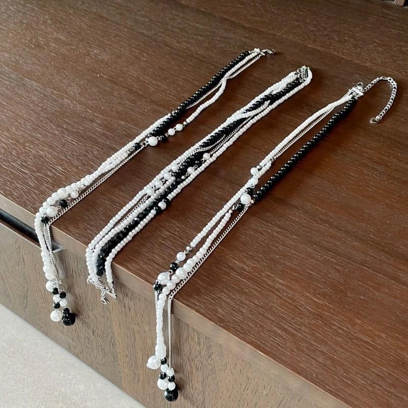 Collana multiuso con nappina di perle bianche e nere, regalo di Natale o compleanno.