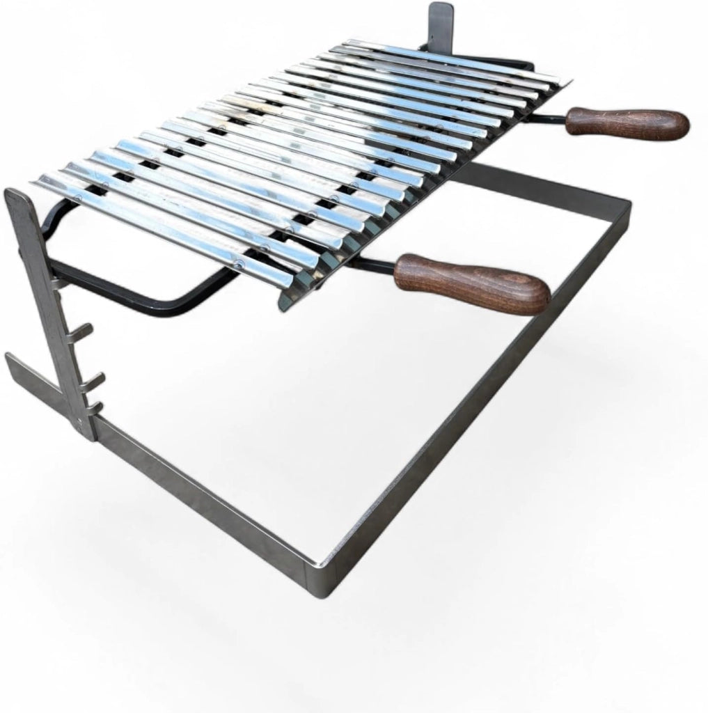 Griglia per Barbecue in Acciaio Inox, Sistema Scolagrassi, Manici in Legno, Base in Ferro Regolabile su 3 Altezze 70x45cm, Superficie di Cottura 54cm