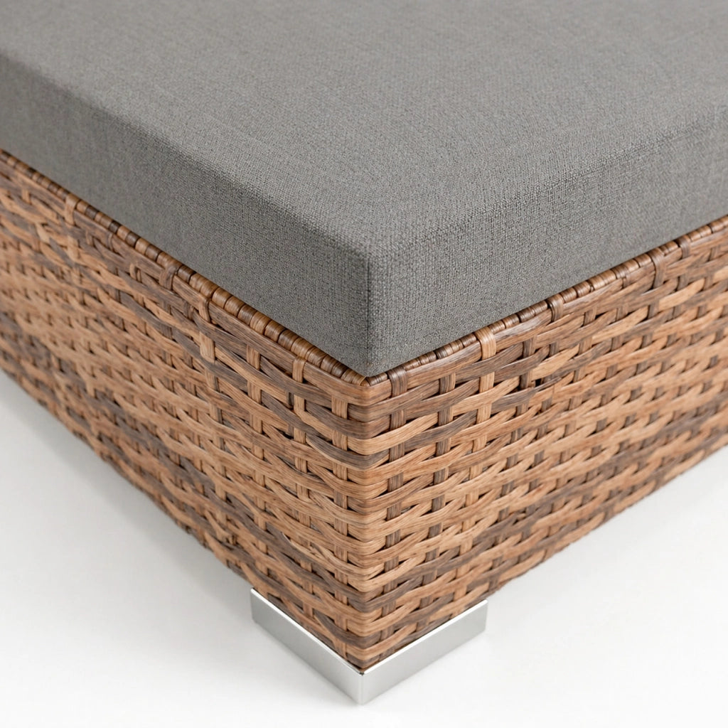Set 2 Lettini Prendisole In Polyrattan Con Tavolino Sdraio Regolabile Da Giardino Terrazzo Piscina 184 x 60 x 21 Cm Marrone Chiaro E Grigio