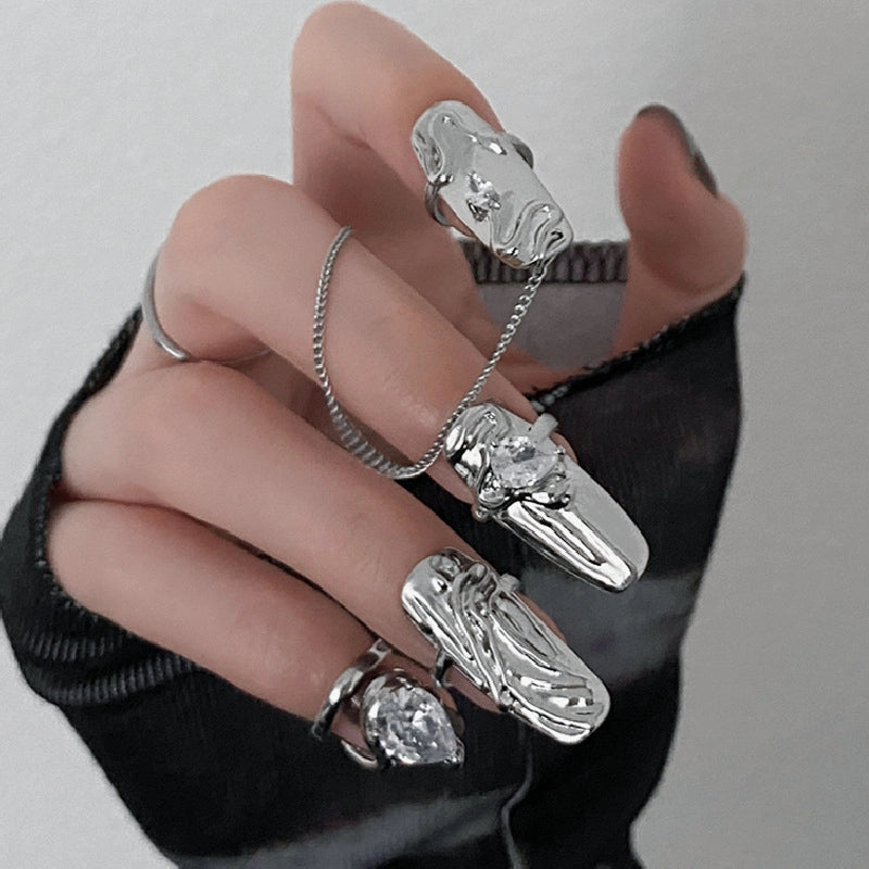 Un set di quattro pezzi composto da anelli per unghie, protezioni per unghie e manicotti per dita, eleganti e alla moda.