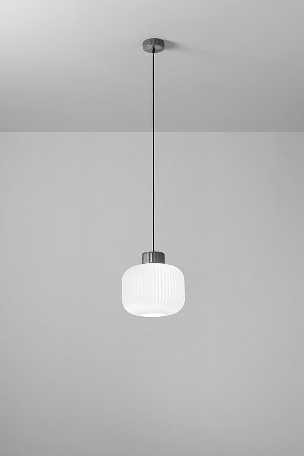 Sospensione in Ceramica e Vetro Soffiato, Design Plissettato Bianco, Attacco E27, Altezza Regolabile, Diametro 25 cm, Classe I, IP20 - Perenz