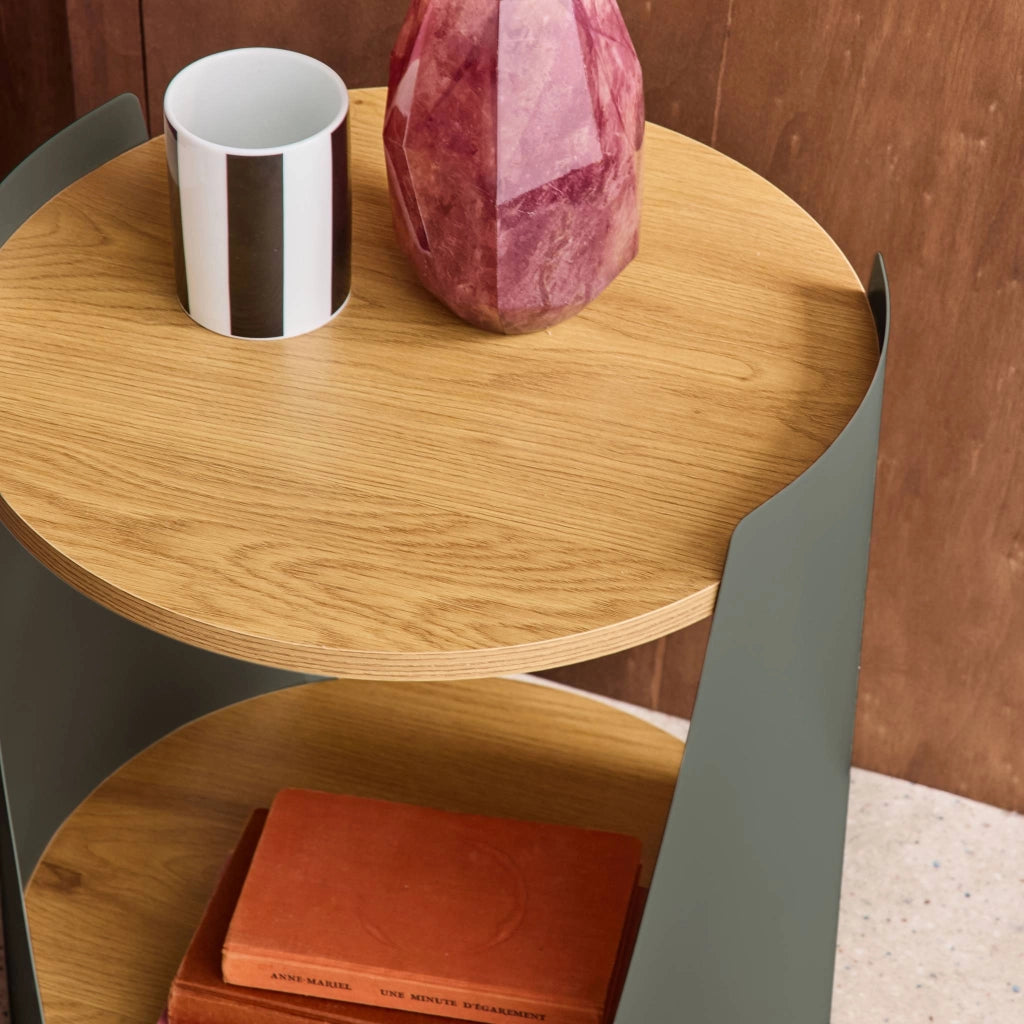 Tavolino in metallo curvato e legno con ruote, verde