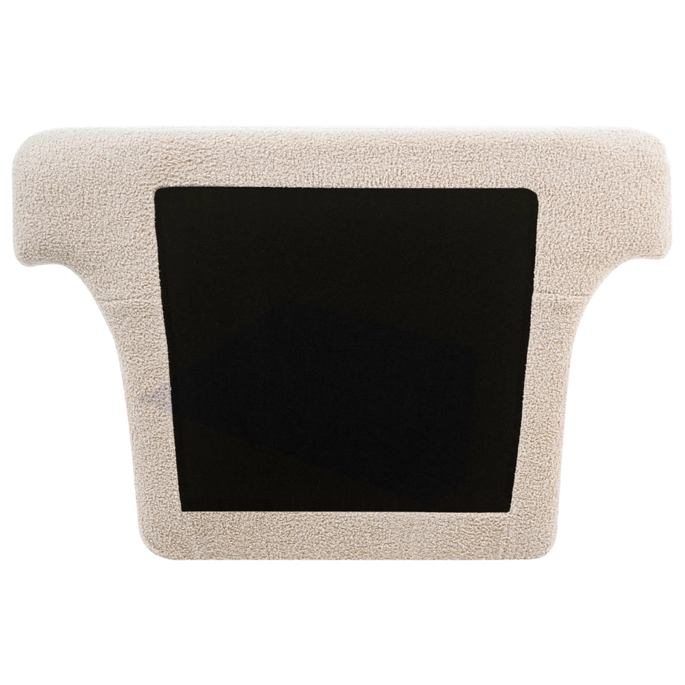 Poltrona beige in bouclé con rivestimento, gambe rotonde in legno e braccioli, soggiorno, angolo lettura stile moderno minimalista