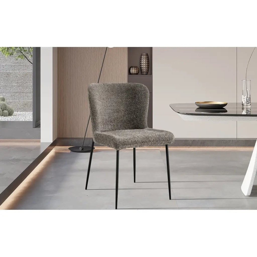 Sedia rivestita in Bouclé per sala da pranzo colore Sabbia. Collezione LISE