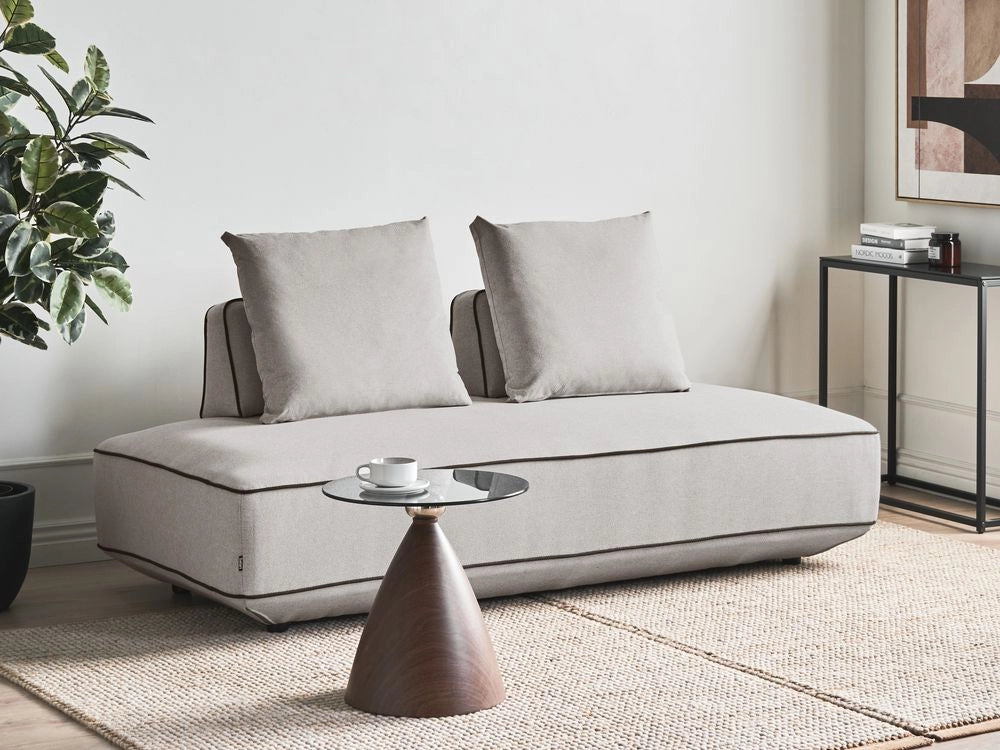 Chaise imbottita grigio chiaro con cuscini da salotto confortevole stile moderno