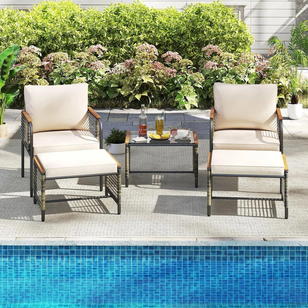 Set Conversazione da Esterno 5 Pezzi con Cuscini, Sedie in Rattan con 2 Pouf e Tavolino da Caffè in Vetro Temperato, Set di Mobili da Esterno per Balcone, Veranda, Terrazza e Giardino (Beige)