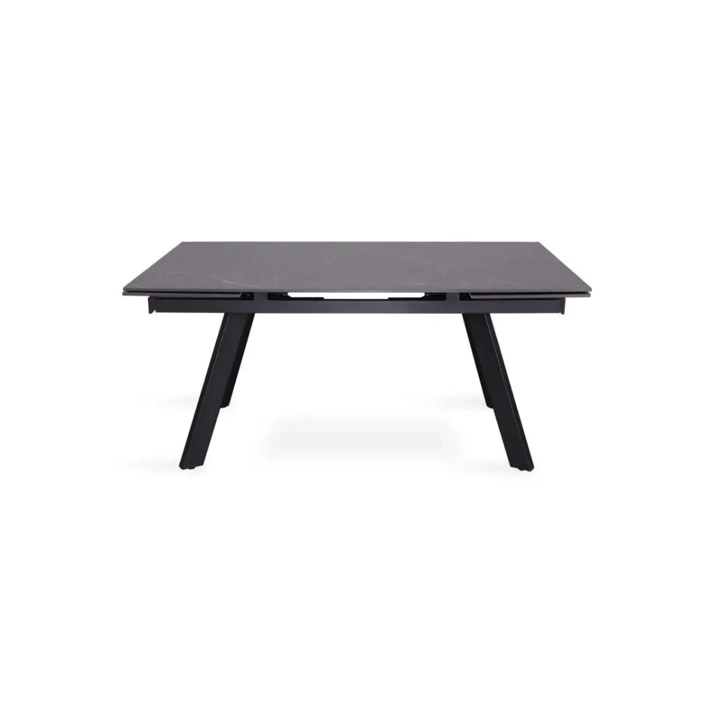Tavolo da pranzo estensibile per 10 persone con piano in pietra nera della collezione LAROS. Struttura in metallo.
