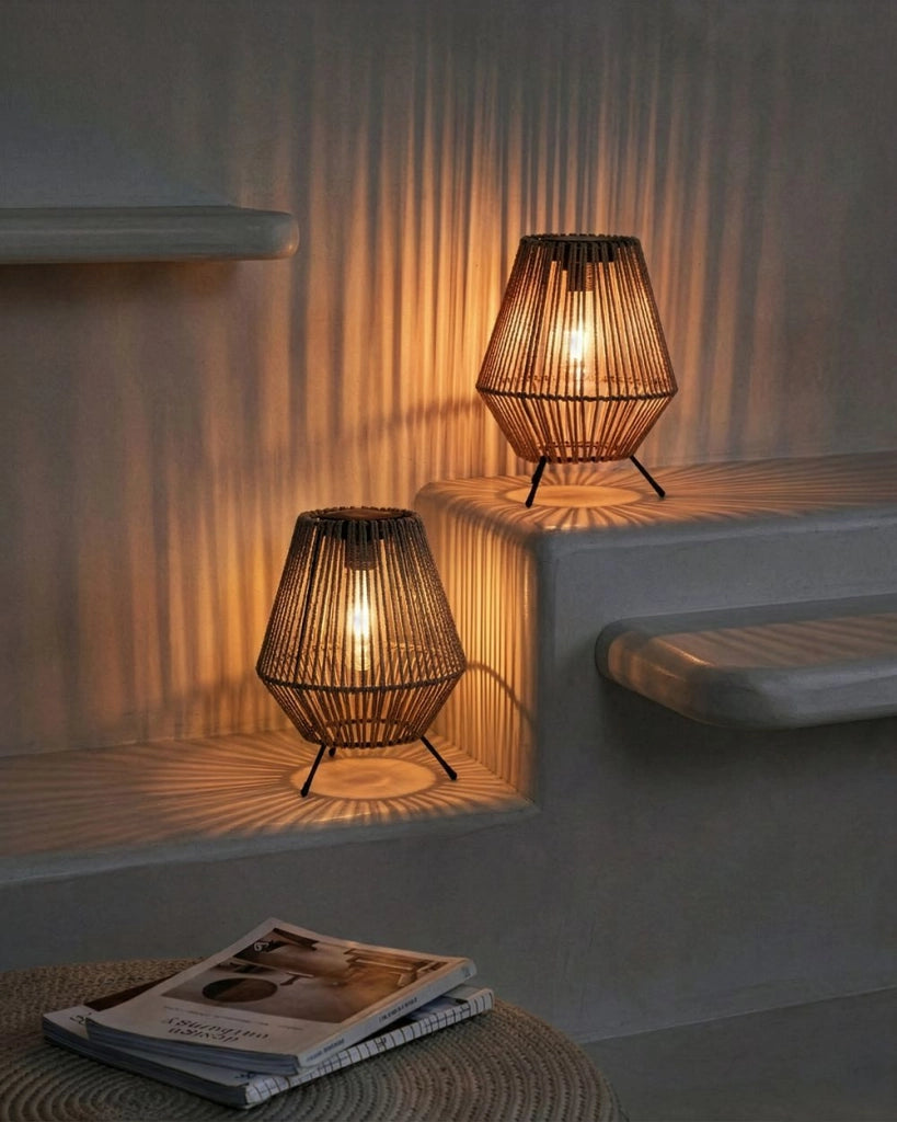Set di 2 lanterne LED Grigio Materiale sintetico A basso consumo energetico Ferro Pannello solare Per interni ed esterni Stile industriale
