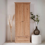 Armadio tuttopiani 2 ante e cassetto rovere anticato Timber40A  80x39x200H L'eleganza del legno, la funzionalità dello spazio