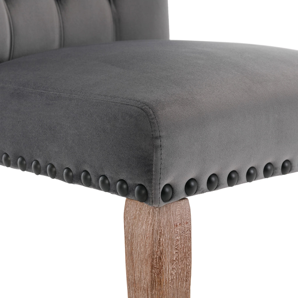 Sedia da pranzo moderna in velluto con schienale decorato e borchie ramate, gambe in legno massiccio grigio