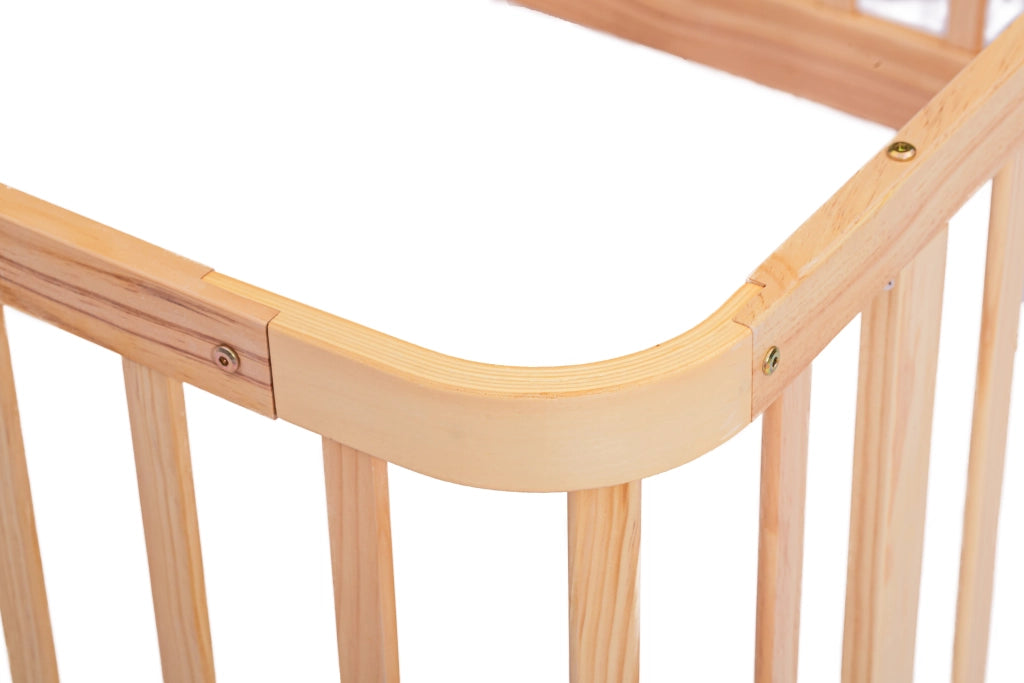 Recinto modulare per bambini 140 × 200 cm in legno naturale con sbarre da 7 cm, bordi arrotondati, senza materasso