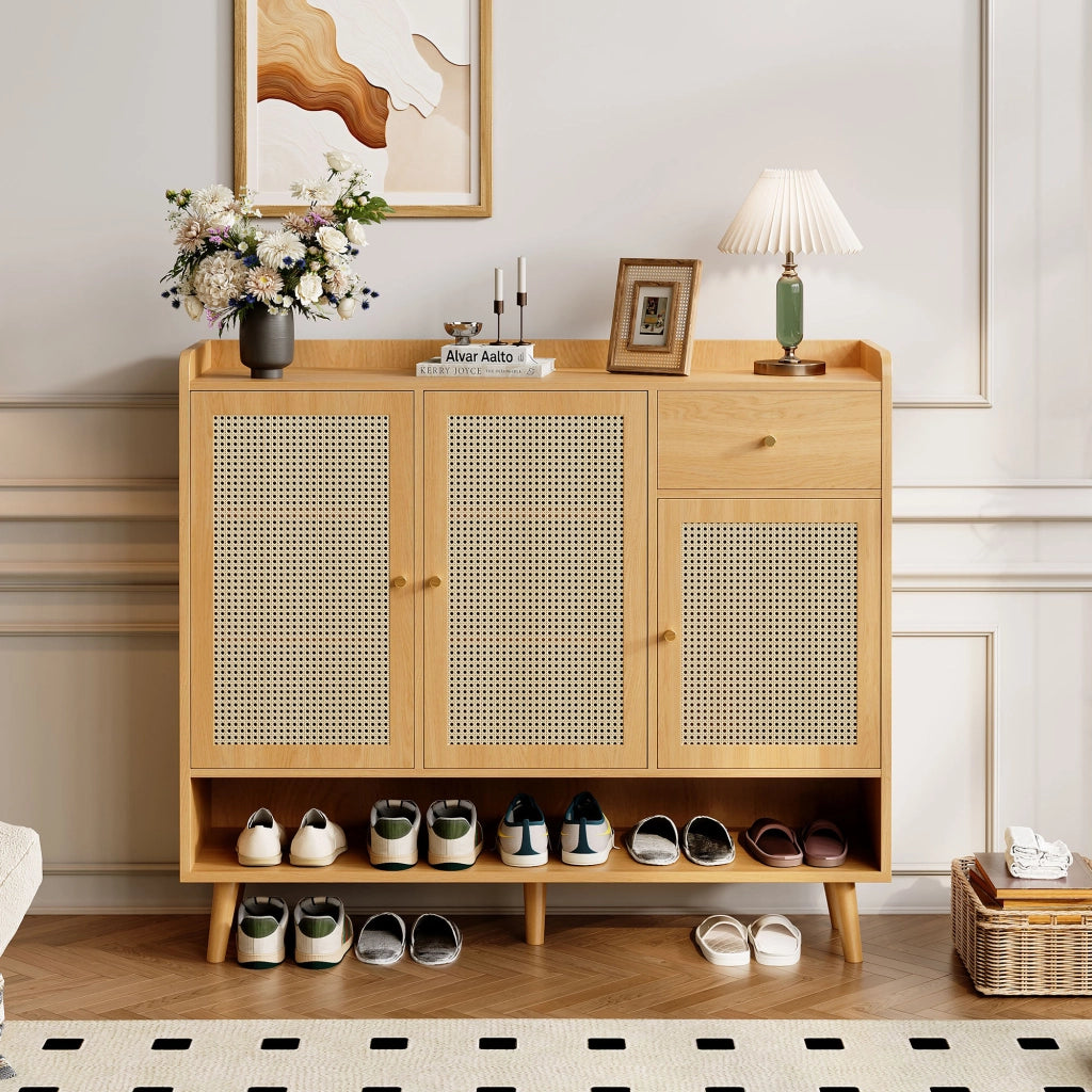 Mobile Scarpiera con 3 Ante e 1 Cassetto; Ripiani Multipli; in Rattan Naturale; in Pannello Truciolare; 120×35×106 cm; Naturale