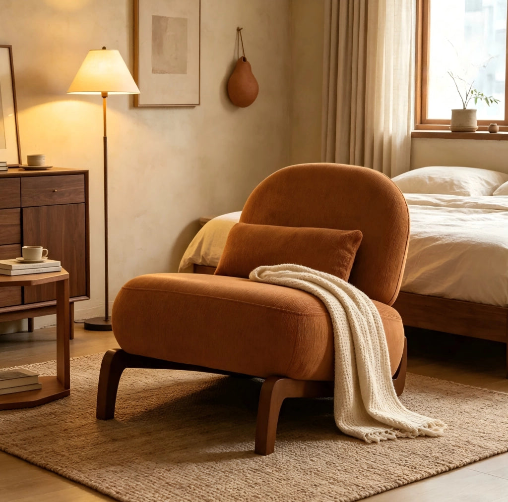 Poltroncina senza braccioli in tessuto e legno caramello