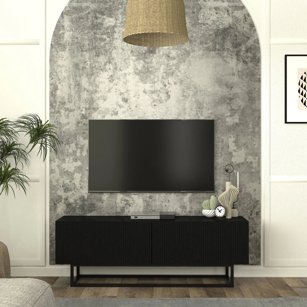 Mobile Porta TV Verpsboga a 2 Ante Decorative e Telaio in Metallo 135x32x47 cm - Nero [en.casa]