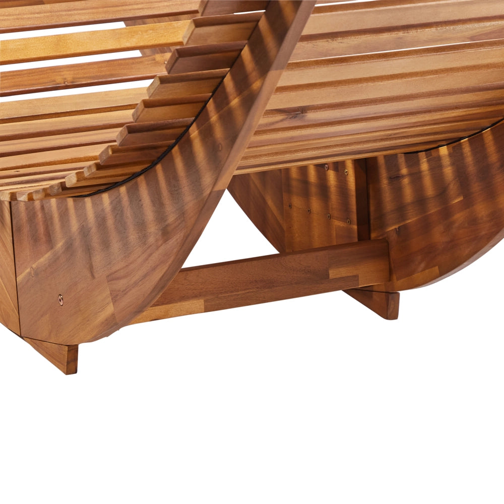 Lettino prendisole in legno di acacia Cuscino grigio chiaro a doghe Design a dondolo Forma curva