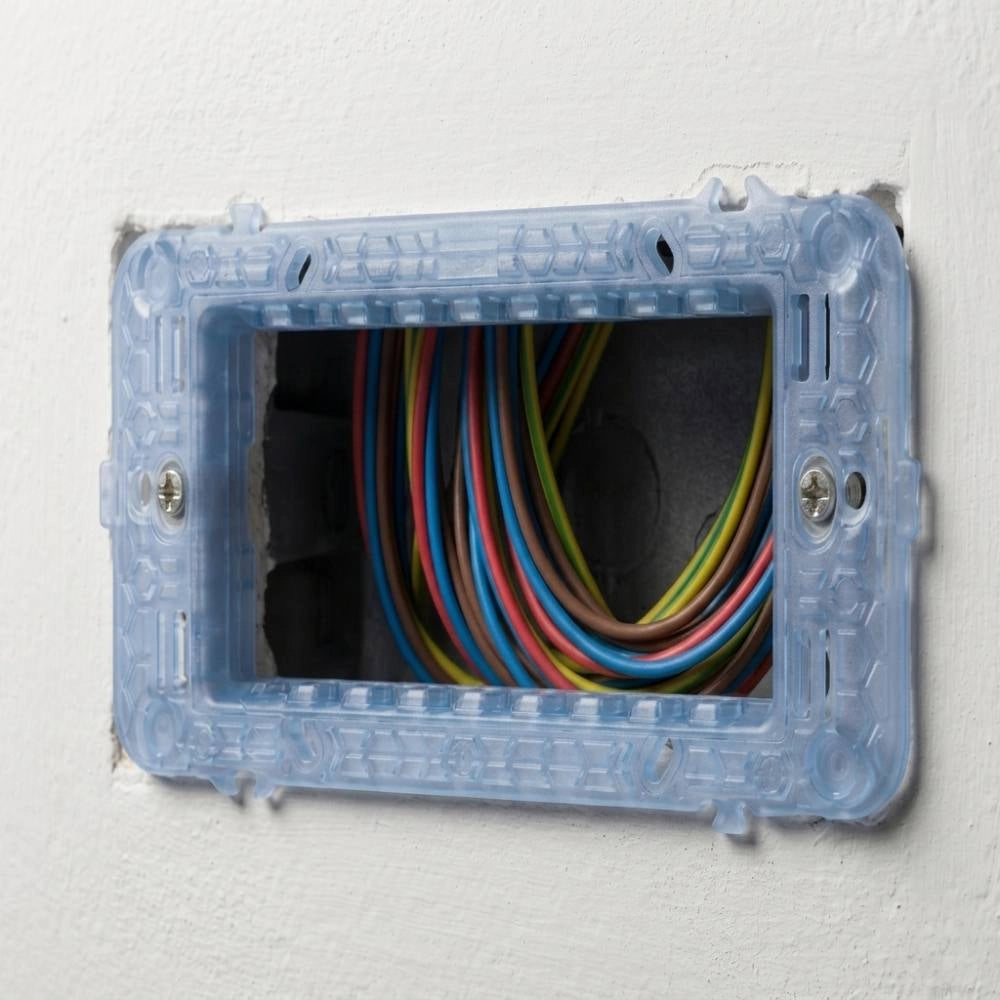 Supporto placche ave s44 per scatole rettangolari con viti *** numero posti 4 moduli, confezione 1
