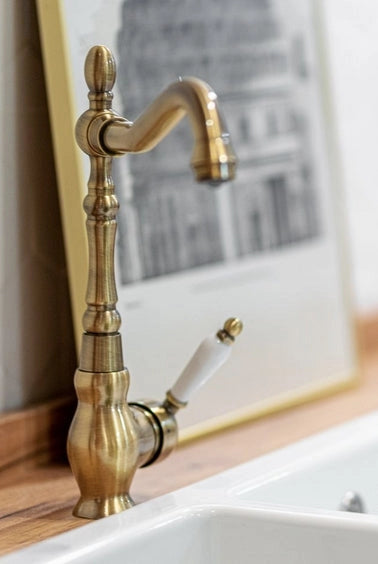 Rubinetto cucina monocomando bronzato con bocca a L girevole – aeratore e design elegante