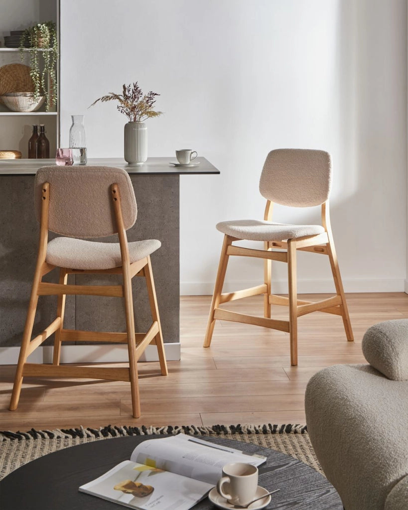 Set di 2 sedie da bar con struttura in legno di gomma marrone chiaro e seduta in tessuto bouclé beige senza braccioli design retrò