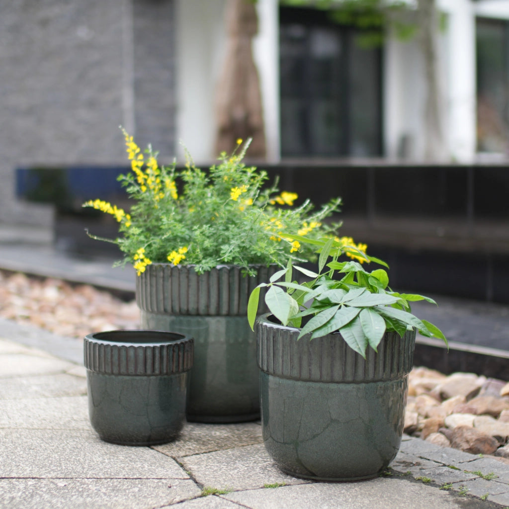 Vaso da fiori in ceramica artigianale smaltata lucida verde scuro con bordo rigato verticale Ø 23 cm