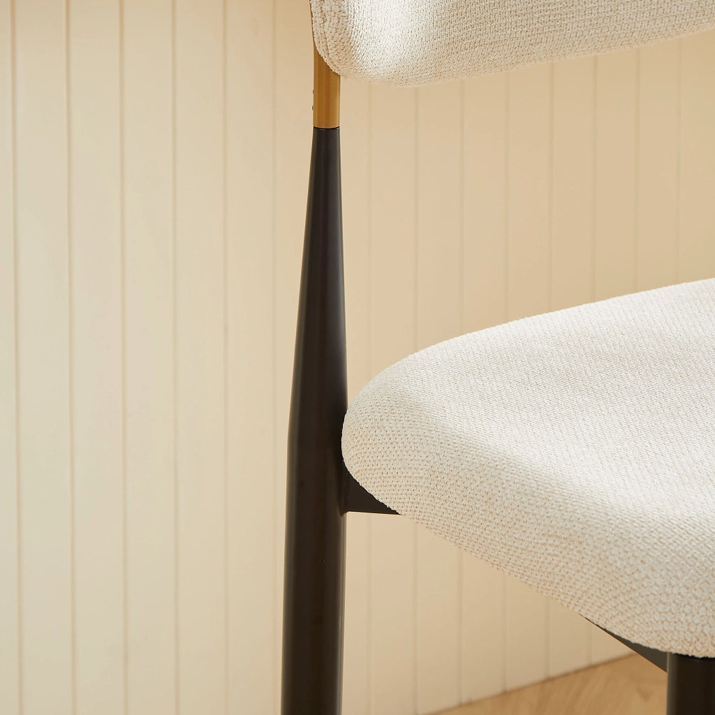 Sgabello da bar con schienale ergonomico; poggiapiedi e base regolabile in tessuto beige
