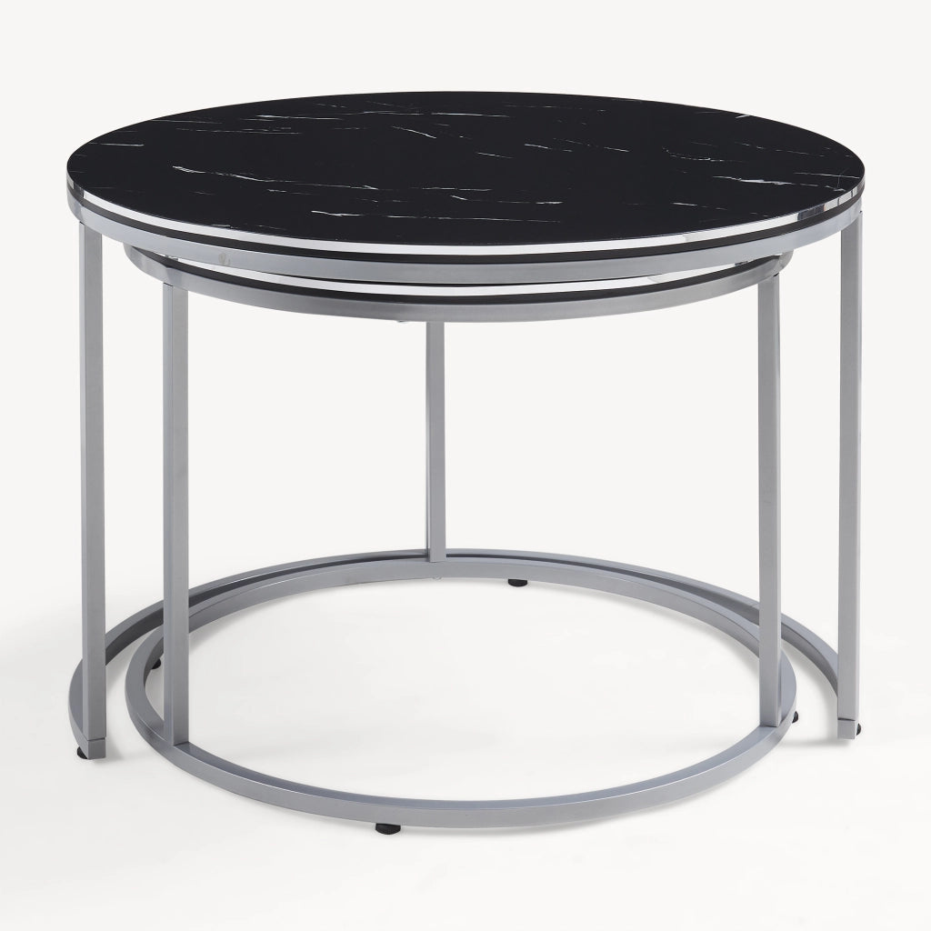 Set Skagen 2 Tavolini Sovrapponibili con Piani Rotondi e Telaio in Metallo - Effetto Marmo Nero / Argentato [en.casa]