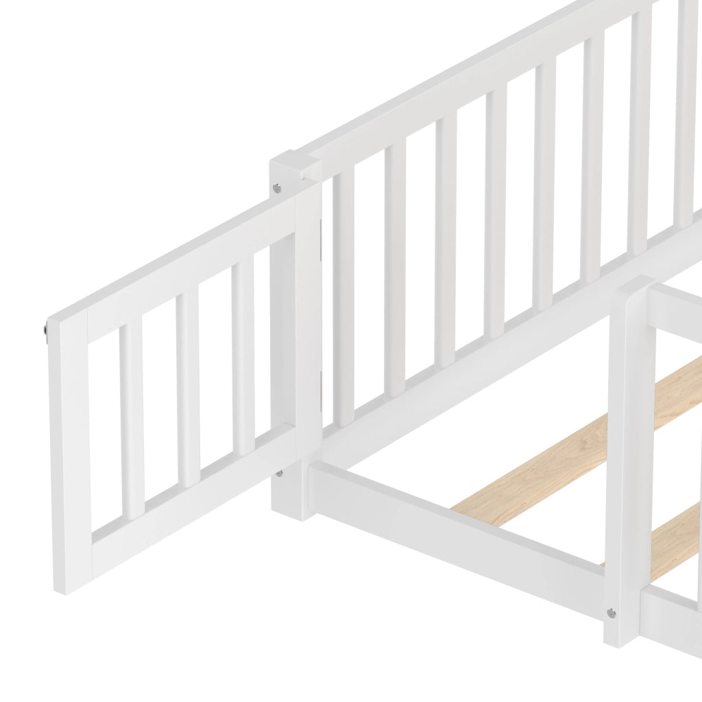 Letto a casetta per bambini 140x190 cm in pino e MDF bianco con sponda di sicurezza
