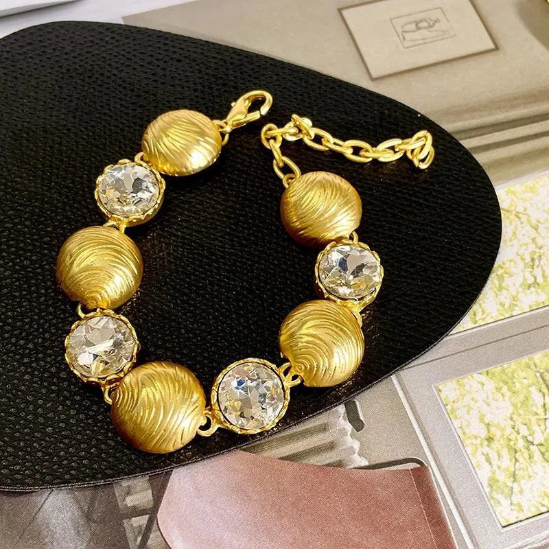 Set di gioielli fatti a mano con perline di cristallo: orecchini, collana e bracciale vintage.
