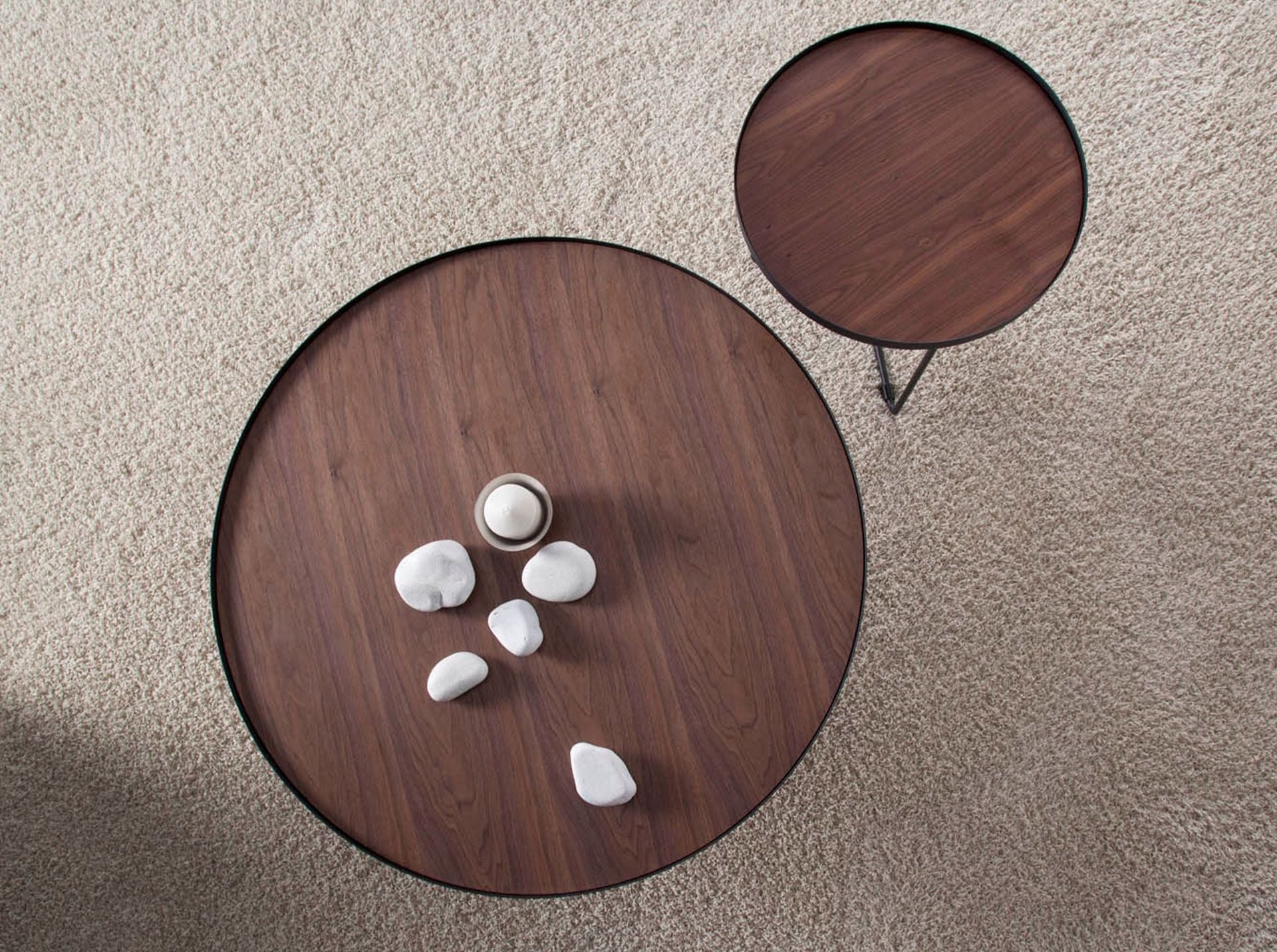 Tavolino rotondo in noce e acciaio nero