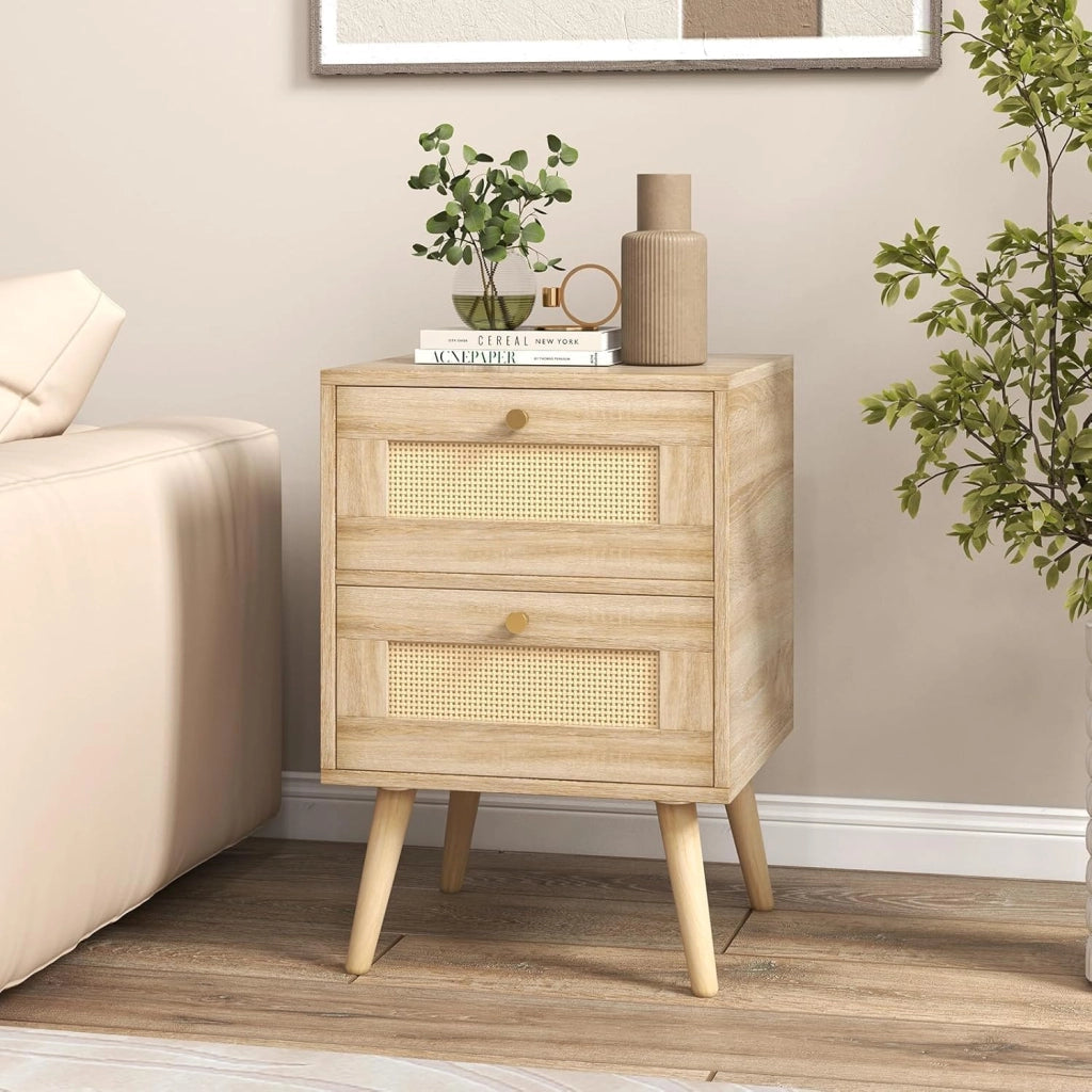 Comodino, Tavolo da Notte con 2 Cassetti Scorrevoli e Decorazione Rustica in Rattan, Piano Spazioso, Bottoni Dorati Eleganti e Cuscinetti di Protezione per Piedi, Naturale (1)