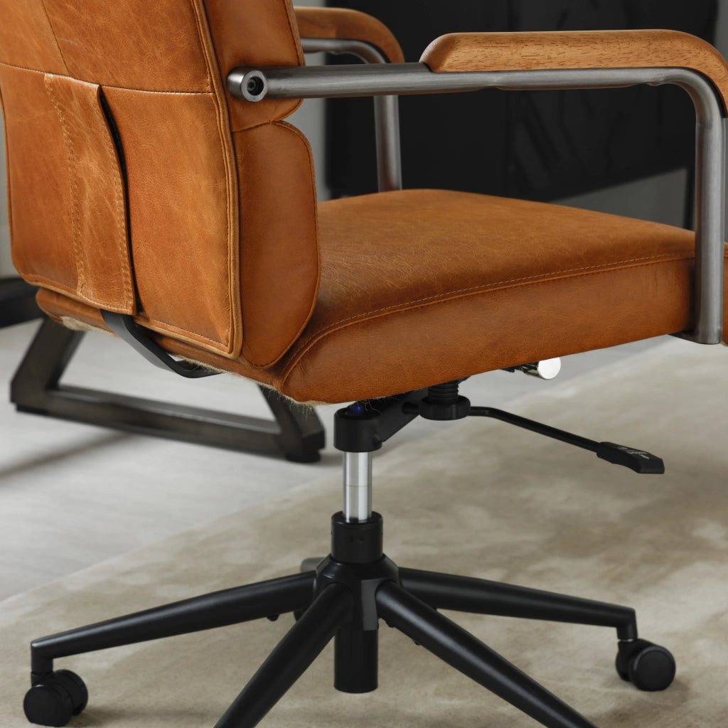 Sedia da ufficio in pelle marrone con ruote girevoli
